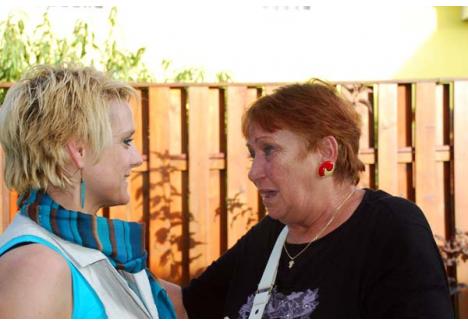 "MAMĂ ŞI FIICĂ". Un moment emoţionant a fost când Ibi neni (foto dreapta) a revăzut-o, după 25 de ani, pe campioana Cristina Tunde Szakacs, la un picnic organizat de Andrei Bondor, la el acasă, pentru săritorii orădeni. "Au fost cei mai frumoşi ani. Din păcate, copiilor de acum nu le mai pasă de sport. Aşa e şi în Germania", spune Tunde (foto stânga), care a emigrat după 1989. Foştii campioni au depănat amintiri până dimineaţa